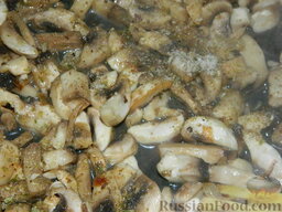 Салат "Подсолнух" с кукурузой и грибами: Обжарьте грибы в сковороде с разогретым растительным маслом до готовности минут 7-10. Посолите, добавьте специи по вкусу.