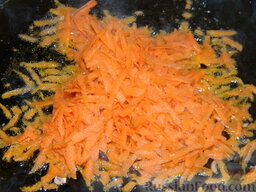 Салат "Подсолнух" с кукурузой и грибами: Морковь очистите, натрите на крупной терке и обжарьте на сковороде с разогретым растительным маслом.