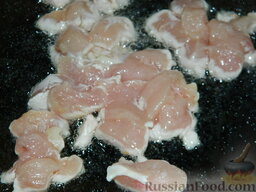 Салат "Подсолнух" с кукурузой и грибами: Куриное филе нарежьте небольшими кубиками (кусочками), обжарьте на сковороде с растительным маслом до готовности, около 10 минут.