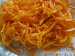 Капуста по-корейски: Очистить морковь, помыть и натереть на терке для корейской моркови.