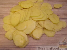Картофельная запеканка по-монастырски: Как приготовить картофельную запеканку с грибами:    Картофель очистить и нарезать тонкими кружочками толщиной 3-4 мм.
