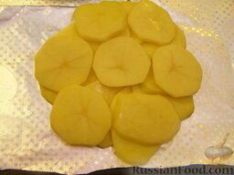 Картофельная запеканка по-монастырски: Постелить фольгу. Намазать ее чесноком.  На фольгу выложить ломтики картофеля в 2-3 слоя.