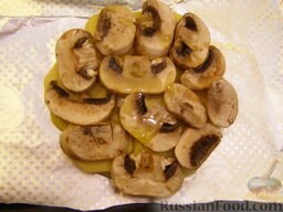 Картофельная запеканка по-монастырски: Затем в 1-2 слоя выложить ломтики грибов. Полить 0,5 ст. ложки оливкового масла.
