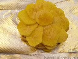 Картофельная запеканка по-монастырски: Теперь опять выложить картошку в 2-3 слоя. последний слой уложить фигурно. Посыпать солью (1 щепотка). Полить 0,5 ст. ложки оливкового масла. Густо посыпать панировочными сухарями (1-2 ст. ложки)