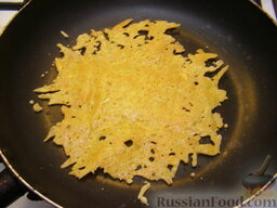 Тарталетки сырные: Аккуратно перевернуть сырную лепешку и обжарить ее 3-5 минут с другой стороны.