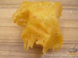 Тарталетки сырные: Для формирования тарталеток взять рюмки. Готовый сырный блинчик положить на перевернутую рюмку. Аккуратно придавить края, формируя корзиночку.