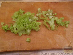 Салат из ветчины и макарон: По желанию можно добавить листья салата. Их нужно мелко нарезать или порвать.