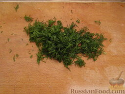 Салат из ветчины и макарон: Мелко нарезать укроп. Добавить его в салат с ветчиной перед подачей на стол.