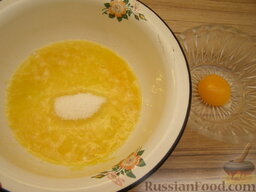 Сырники в духовке: Как приготовить сырники в духовке:    Два белка и один желток взбить с сахаром. Второй желток пока отложить.