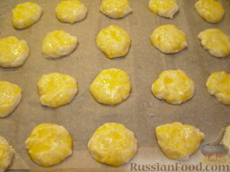 Сырники в духовке: Включить духовку.    Оставшийся желток взбить, смазать им сырники.