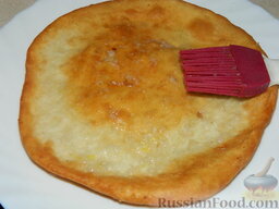 Лангош - венгерская лепешка: Смазать чесночным соусом и сразу подавать жареные лепешки к столу.