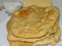 Лангош - венгерская лепешка: Если желаете, то можно смазать лангош сметаной и/или посыпать натертым сыром.   Приятного аппетита!