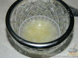 Лангош - венгерская лепешка: Залить чесночную кашицу холодной кипяченной водой, добавить щепотку соли, размешать. Все, наш соус готов.