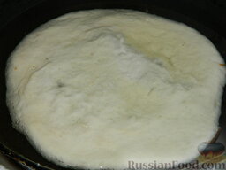 Лангош - венгерская лепешка: Разогрейте сильно в казане или глубокой сковороде растительное масло, опустите аккуратно в него лангош. Он должен плавать в масле, не касаясь дна.