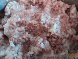 Тефтели  в кисло-сладком соусе с черносливом: Добавить отварной рис в фарш. Перемешать. Сформировать тефтели. Обвалять их в муке.
