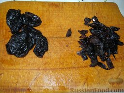 Тефтели  в кисло-сладком соусе с черносливом: Чернослив вымыть горячей водой. Порезать.