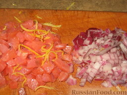 Тартар из слабосоленой семги: Как приготовить тартар из семги:  Рыбу режем мелкими кубиками (до 0,5 см). Половину лука тоже режем мелкими кубиками.