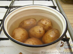 Кнедлики по-чешски: Как приготовить кнедлики картофельные:    Картофель тщательно вымыть. Залить водой и варить до готовности (30-35 минут).