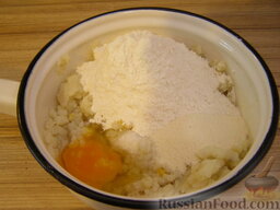 Кнедлики по-чешски: Добавить яйца, муку, манку, соль.