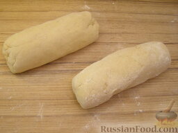 Кнедлики по-чешски: Тесто для разделить на 2-4 части. Скатать из теста валики (колбаски), диаметром 5-7 см. Длина колбаски должна быть чуть меньше кастрюли, в которой их будут варить.