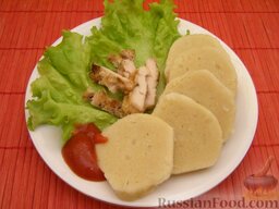 Кнедлики по-чешски: Готовые колбаски охладить, нарезать кружочками.    Подавать чешские кнедлики картофельные с соусом, мясом или салатом.