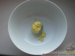 Сметанная заправка с лимоном: Как приготовить заправку сметанную:    Вынуть желток из отварного куриного яйца.