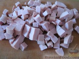 Лепешки с колбасно-сырной начинкой: Очистить сардельку, нарезать мелкими кубиками.