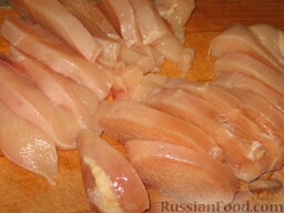 Куриный беф-строганов: Как приготовить беф-строганов из курицы:    Вымытое и обсушенное куриное филе режем на куски толщиной 1 см.