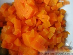 Салат “Винегрет” с селедкой: Морковь нарезать кубиками.