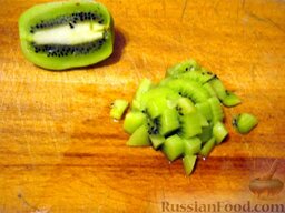 Салат фруктовый "Лямур": Как приготовить фруктовый салат:    Очистить и нарезать кубиками киви.