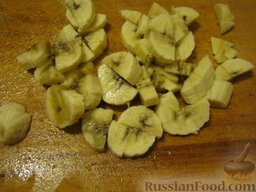 Салат фруктовый "Лямур": Нарезать банан кусочками.
