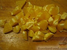 Салат фруктовый "Лямур": Очистить апельсин, нарезать дольки на кусочки.