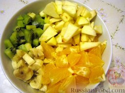 Салат фруктовый "Лямур": Соединить фрукты в салатнице.