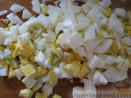 Суп-крем из чечевицы: Тем временем сварить куриные яйца вкрутую, охладить и очистить. Нарезать кубиками.