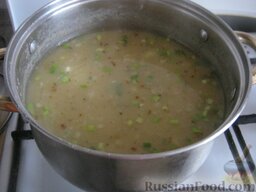Суп-крем из чечевицы: Выложить обжаренный лук и чеснок в кастрюлю к чечевице. Измельчить все блендером до однородности. Посолить, поперчить (можно добавить другие пряности по желанию). Накрыть крышкой и варить еще 5 минут. Добавить зелень по вкусу.