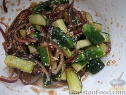 Огурчики по-корейски: Еще раз хорошо перемешать салат и поставить огурцы по-корейски в холодильник минимум минут на 20.