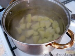 Рыбный суп из консервов: В кастрюлю налить 2 л воды, вскипятить. Опустить картофель и варить до готовности 20-25 минут.