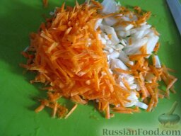 Рыбный суп из консервов: Тем временем очистить и помыть лук и морковь. Морковь натереть на крупной терке. Лук нарезать кубиками.