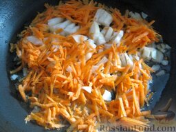 Рыбный суп из консервов: Разогреть сковороду, налить растительное масло. Выложить лук и морковь. Обжарить овощи на среднем огне, помешивая, до золотистого цвета 3-4 минуты.