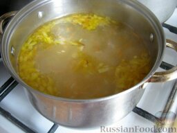 Рыбный суп из консервов: Выложить зажарку в кастрюлю к картофелю.