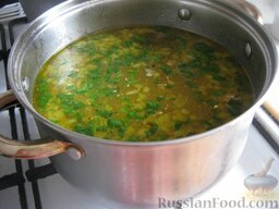 Рыбный суп из консервов: Посолить, поперчить, добавить лавровый лист и зелень. Перемешать.