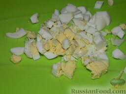 Салат "Оливье" с семгой и свежим огурцом: Яйца сварить вкрутую (примерно 8-9 минут с момента закипания воды), охладить, очистить от скорлупы и нарезать кубиками.