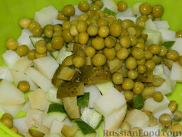 Салат "Оливье" с семгой и свежим огурцом: Открыть баночку зеленого горошка, слить жидкость и добавить горошек в салат.