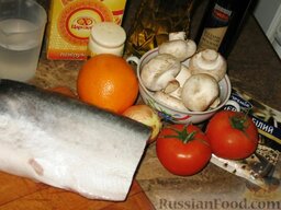Тунец с шампиньонами, апельсинами и томатами: Как приготовить рыбу с шампиньонами:    Апельсин помыть, высушить и снять цедру. Апельсин разрезать пополам.