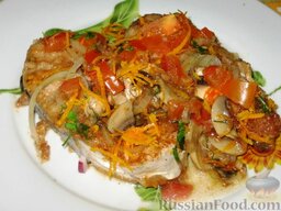 Тунец с шампиньонами, апельсинами и томатами: Рыба с шампиньонами готова. Приятного аппетита!