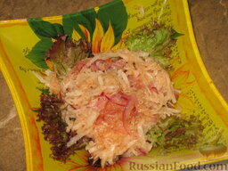 Дайкон по-корейски: Выложить салат с дайконом в салатницу на салатные листья.  Приятного аппетита!