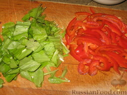 Салат "Сеньорита": Сладкий перец очистить от семян, нарезать тонкими ломтиками. Салат крупно нарезать.