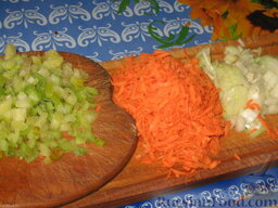 Запеченные гнезда-спагетти с фаршем: Приготовим овощи. Лук и перец порежем мелкими кубиками, морковь натрем на крупной терке.