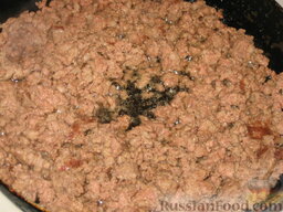 Запеченные гнезда-спагетти с фаршем: В сковороде разогреем масло и  будем жарить фарш, помешивая, до рассыпчатости.