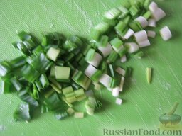 Котлеты из говяжьего фарша в духовке: Лук зеленый помыть и нарезать.